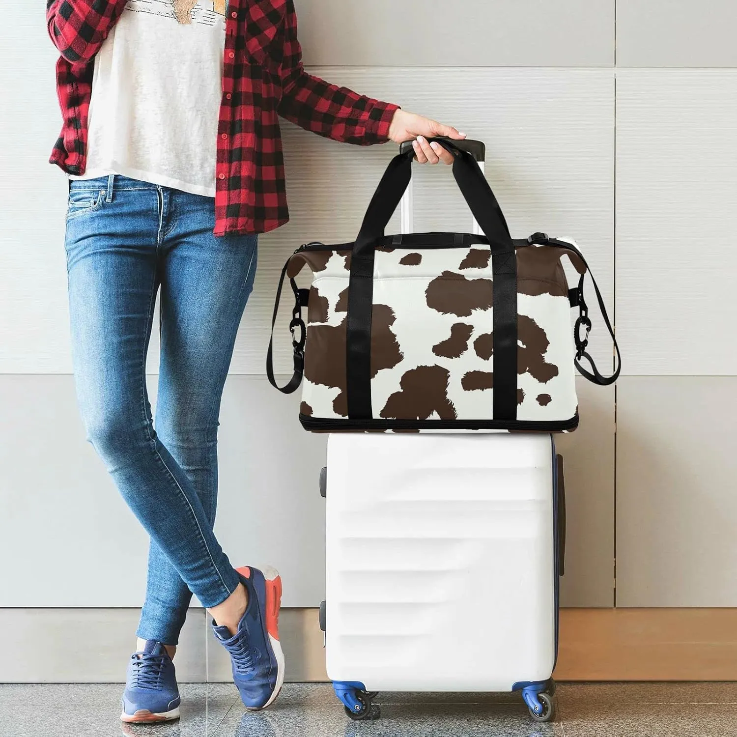 Cow Print Coffee White Color Dots Seamless Pattern Gym Duffel Bag, Polyester Travel Weekender Luggage Handbag with Waterproof Pocket for Wet Items, Unisex Foldable Tote for Sports