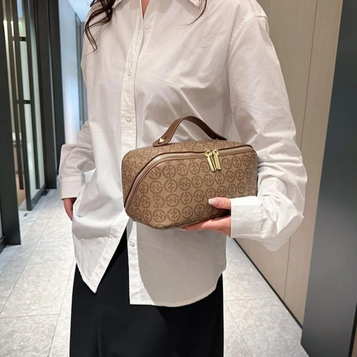 Large Capacity Travel Cosmetic Bag for Women PU Leather Makeup Waterproof Multifunctional Toiletry Bag (Brown)