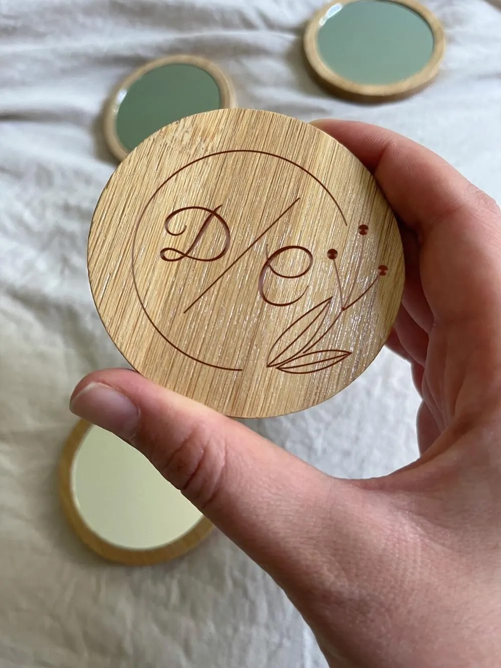 Personalized Small Mirror Engraved Portable Round Compact Pocket Mirrors Custom Wooden Mirror Compact Bulk Wedding Favor Baptism Souvenirs Cosmetic Mirror for Bridesmaids