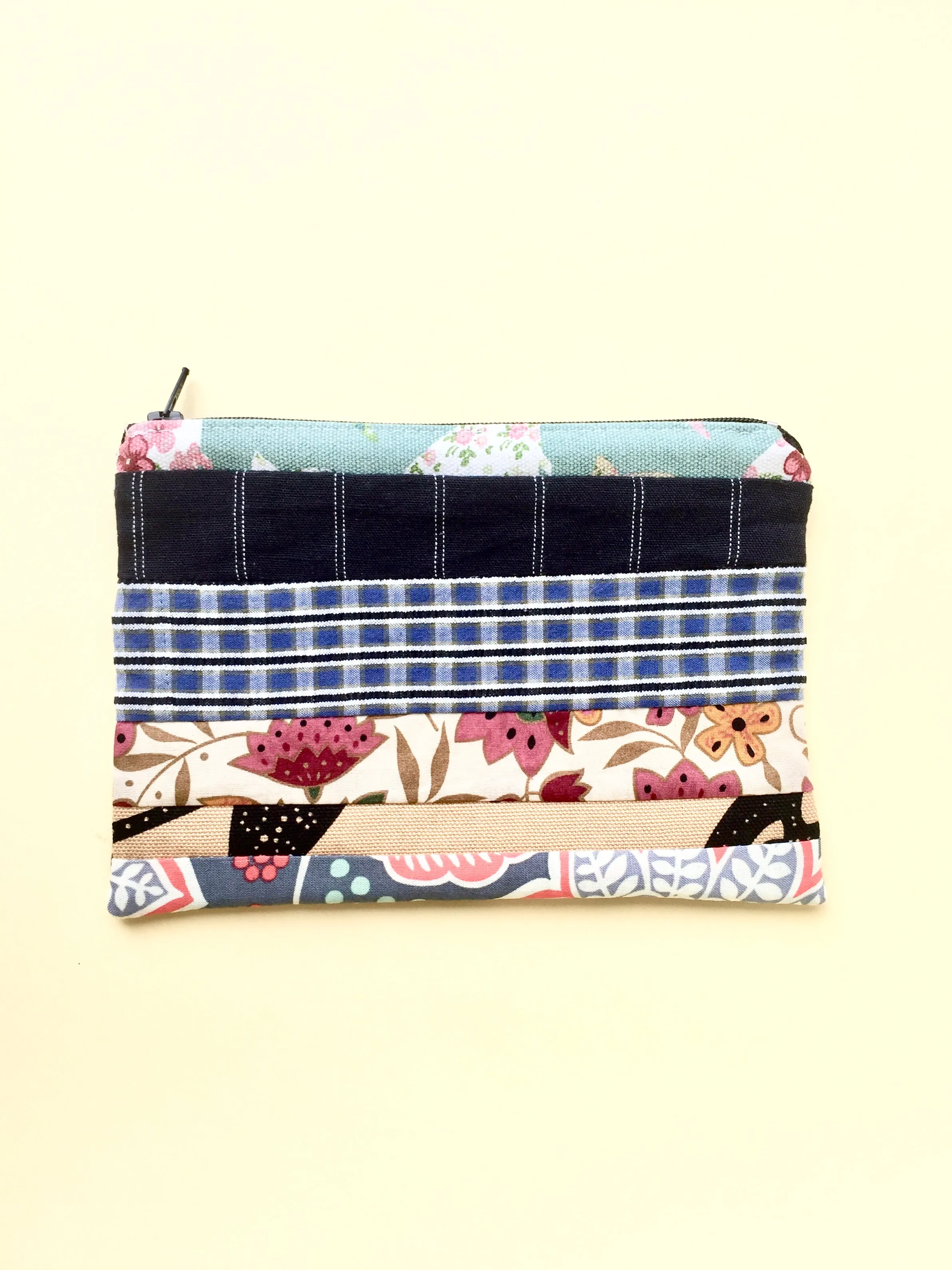 Zipper pouch / makeup bag (Button cube insert)