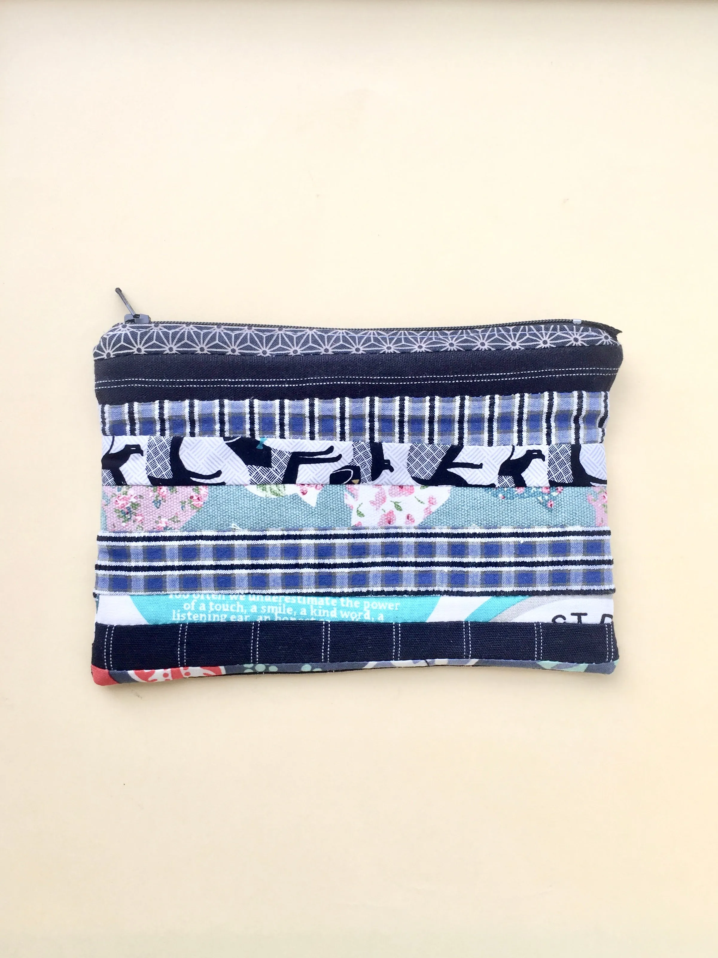 Zipper pouch / makeup bag (Button cube insert)