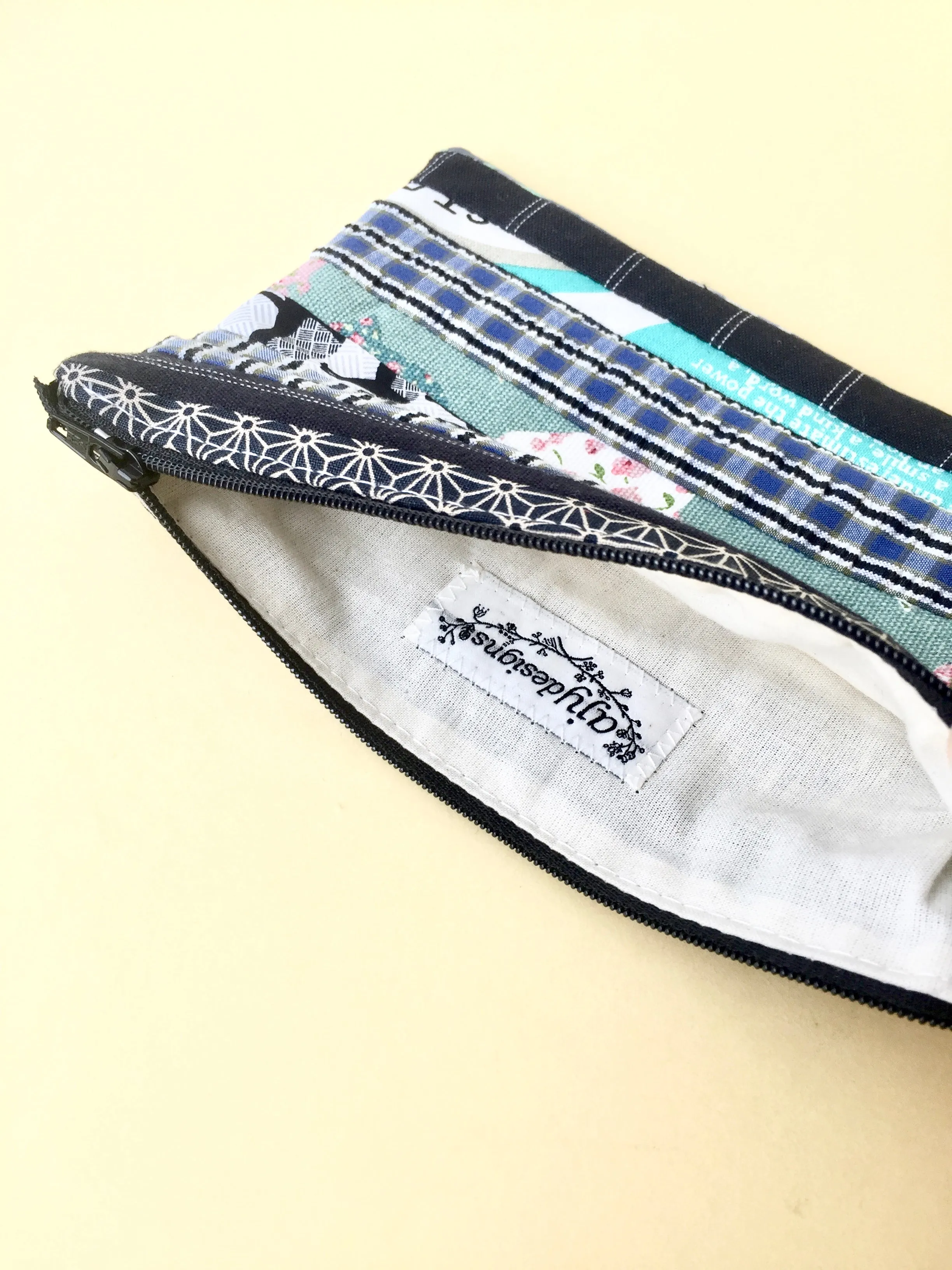 Zipper pouch / makeup bag (Button cube insert)