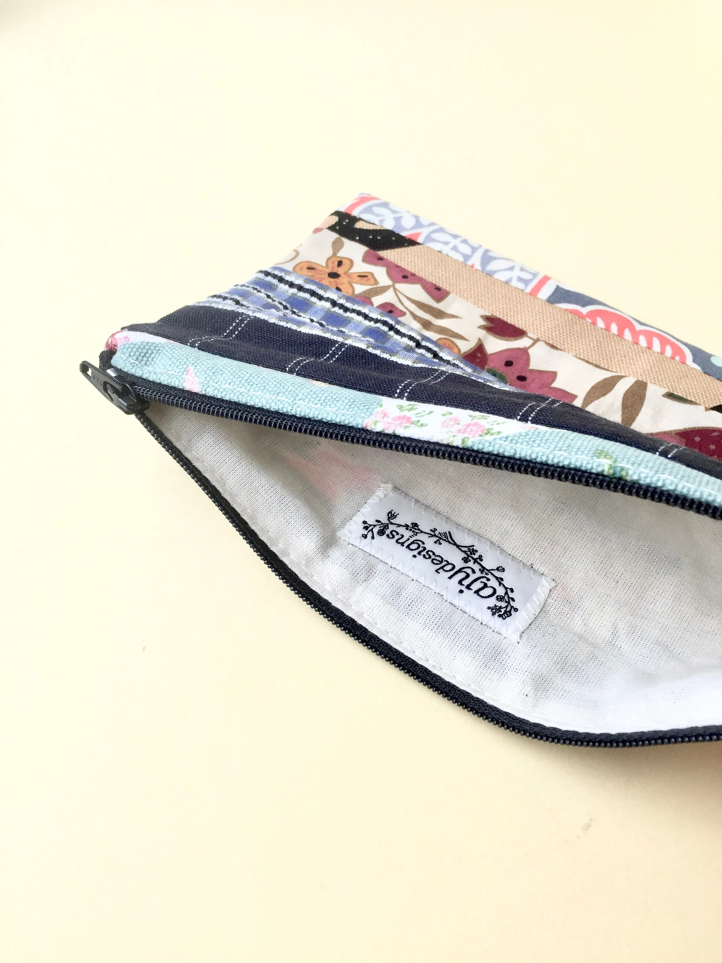 Zipper pouch / makeup bag (Button cube insert)