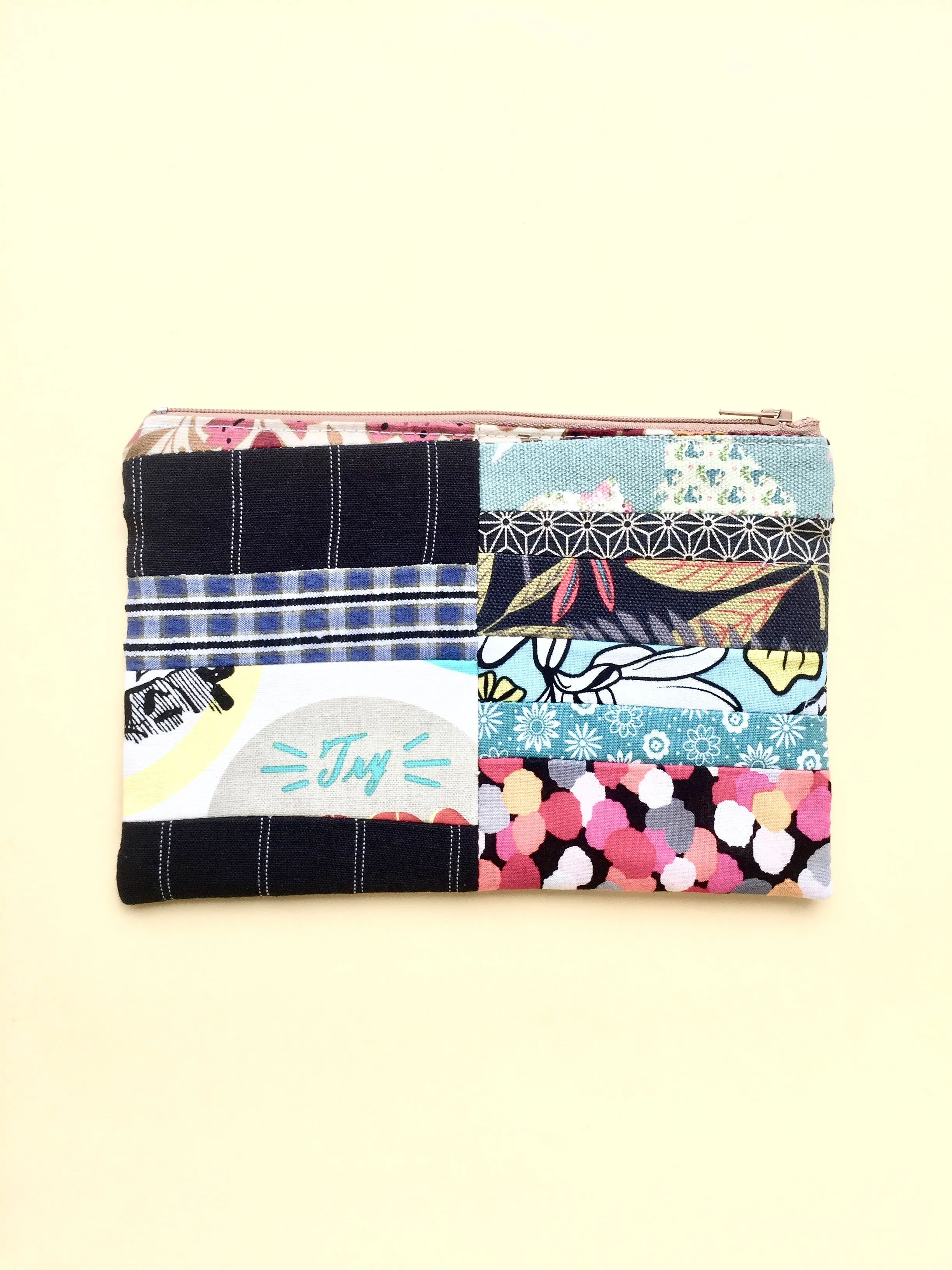 Zipper pouch / makeup bag (Button cube insert)