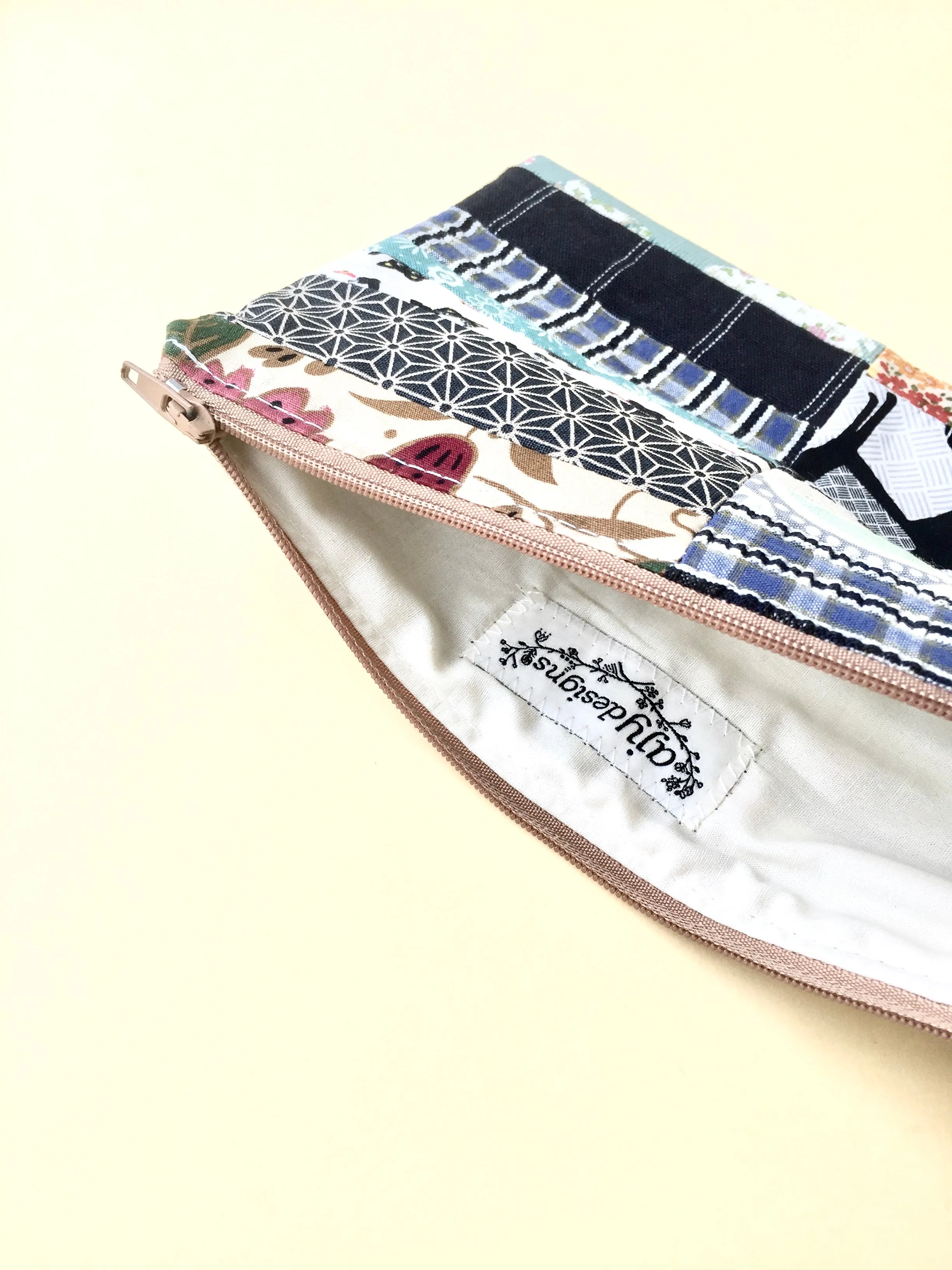 Zipper pouch / makeup bag (Button cube insert)