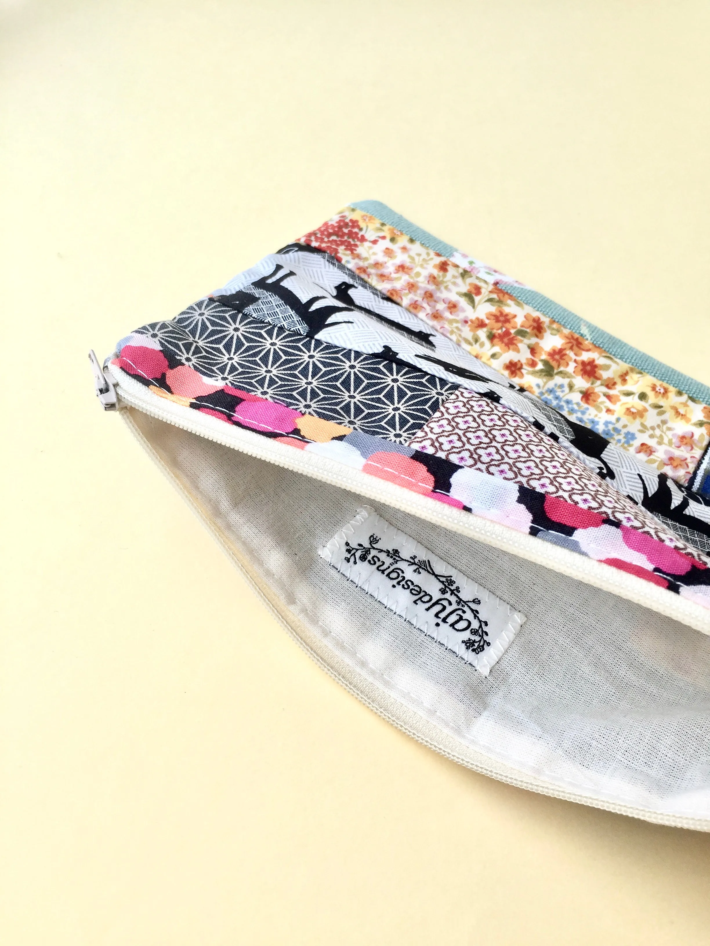 Zipper pouch / makeup bag (Button cube insert)