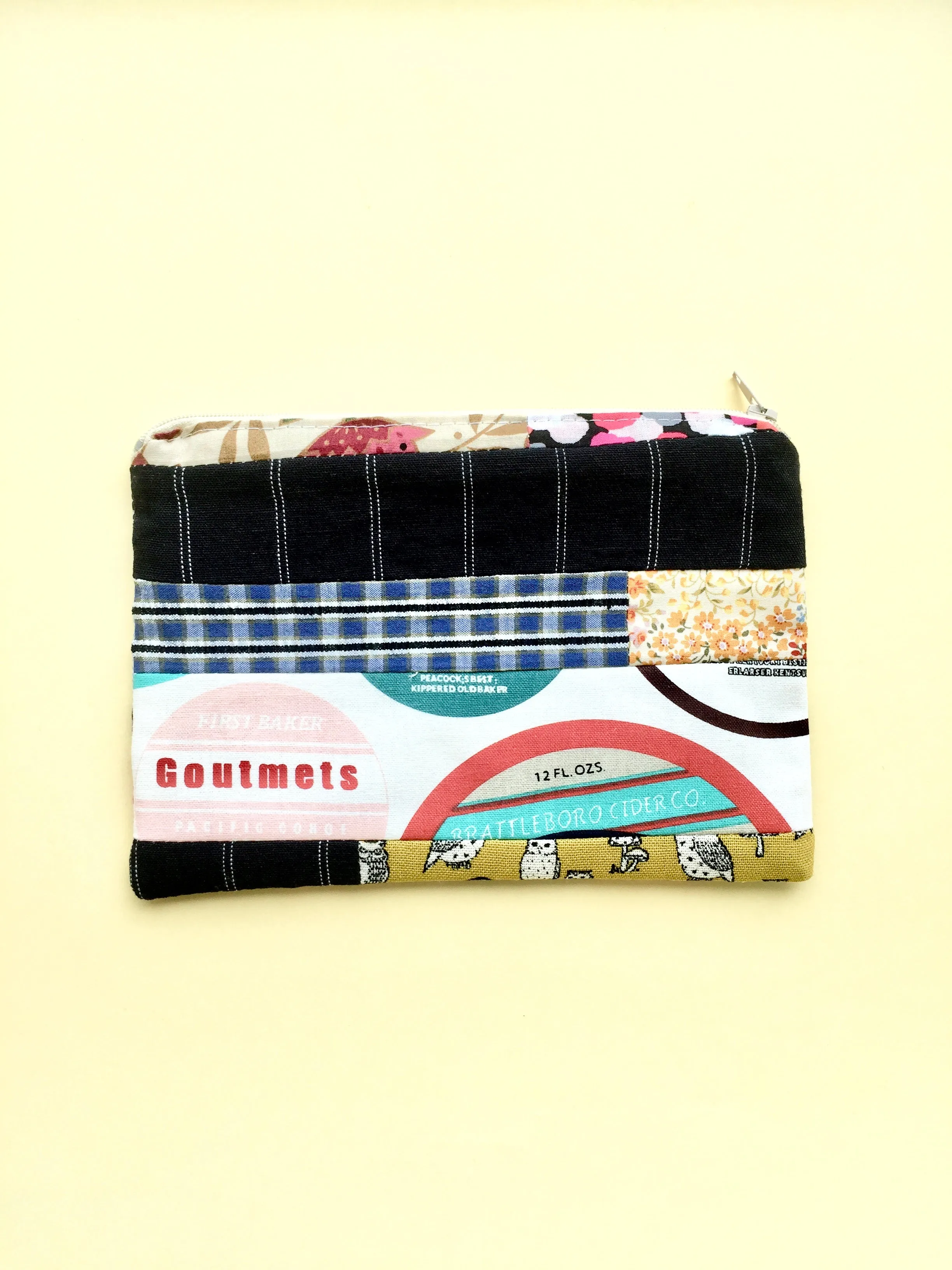 Zipper pouch / makeup bag (Button cube insert)